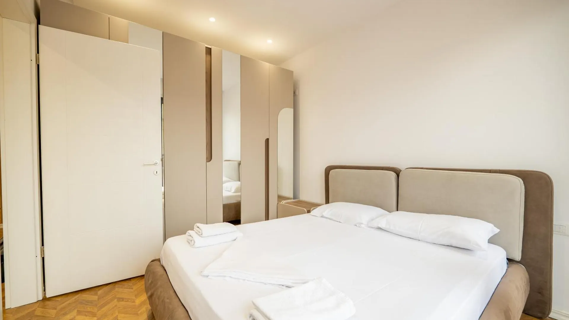 Tirent Apartment-Modern Bedrooms Stay Near Liqeni I Thate Tirana 0*,